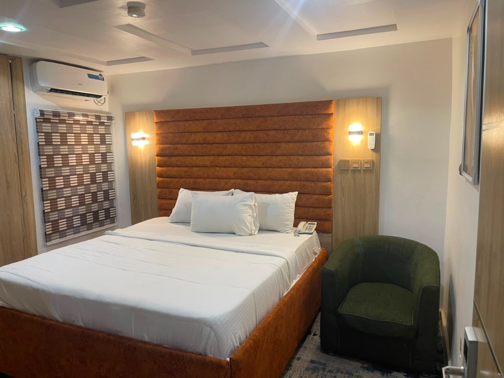 Golden Nest Room at Kelvin Cameo Resort Hotel